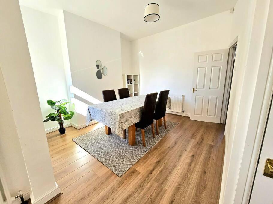 Villa Entire House, Waterloo, Free Street Parking Esterno foto